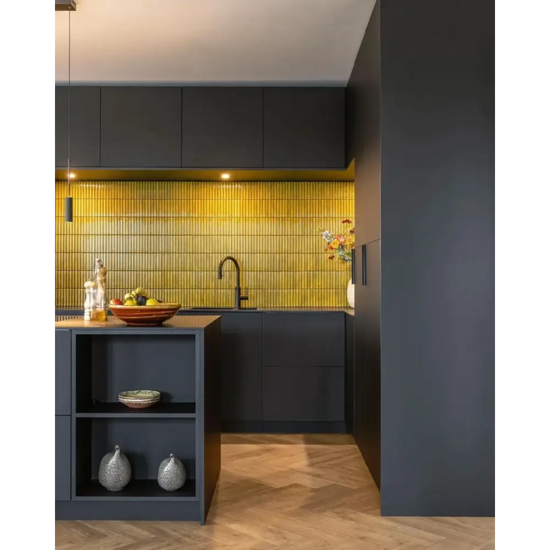 Moderne keuken met charcoal kasten en SEF20030 gele glossy vloertegels