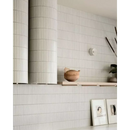 Vintage white glossy keramiek vaas met organische vorm op houten plank