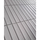 Diagonale patroon van metalen slats op Stracciatella Mat met waterdruppels
