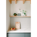 Witte tegel backsplash in SEF20200 Cafe Latte Glossy met houten plank erboven