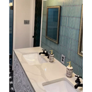 Witte dubbele wastafel met een ornate frontpaneel en zwarte kranen in Ocean Green Glossy