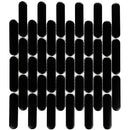 Zwarte matten vloertegels in verticale kolommen met kleine tussenruimtes