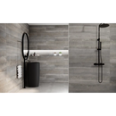 Moderne zwarte wastafel met hoge kraan op de Serenity Antraciet 20x120 rett