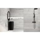 Moderne badkamer met matte zwarte armaturen en Serenity Bianco 20x120 tegels