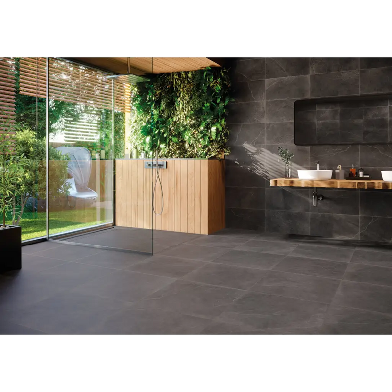 Modern walk-in douche met glazen paneel en houten accentwand in Statale Black 30x60