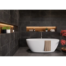 Moderne vrijstaande witte ovale badkuip met beige handdoek, naast Statale Black 30x60