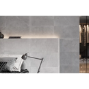 Verstelbare bureaulamp met articulerende arm bij het bed, perfect voor Statale Greige 30x60