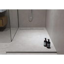 Twee donkere glazen flessen met pompdispenser op Statale Greige 60x120 vloertegel