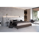 Moderne platformbed met grijze bekleding en zwart beddengoed op Statale Greige 60x60