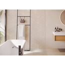 Witte vrijstaande badkuip met matte zwarte kraan op Statale Sand 120x120 antislip