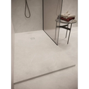 Moderne inloopdouche met minimale witte vloergoot en Statale Sand 30x60 keramische tegel