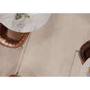 Bruine leren stoelen met een getufte segment design gecombineerd met statale sand 60x120 anti-slip tegels