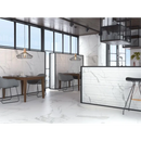 Moderne eetruimte met Statuario mat 40x120 rett en geometrische hanglampen