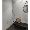 Zwart leren tufted bank met rode accenten onder Statuario mat 40x120 rett