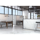 Moderne eetzaal met Statuario mat 75x75 en stijlvol hangverlichting