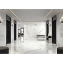 Elegante gang met Statuario gepolijst 120x120 rett en zwarte accenten