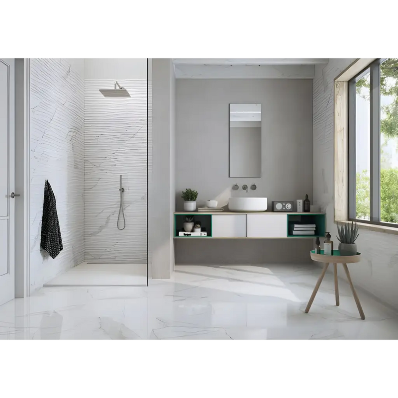 Moderne minimalistische badkamer met Statuario gepolijst 120x120 en glazen douche