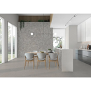 Moderne open-plan keuken met grijze terrazzo-wanden in Stone Grey 60x120 rett