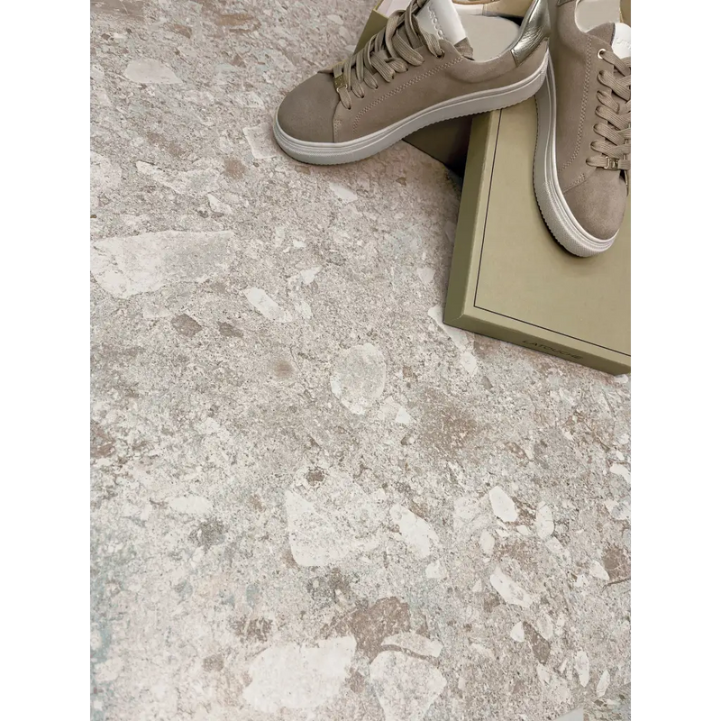 Lichte bruine suede sneakers met witte zolen en zilveren hakaccenten, Stone Mist 30x60 rett