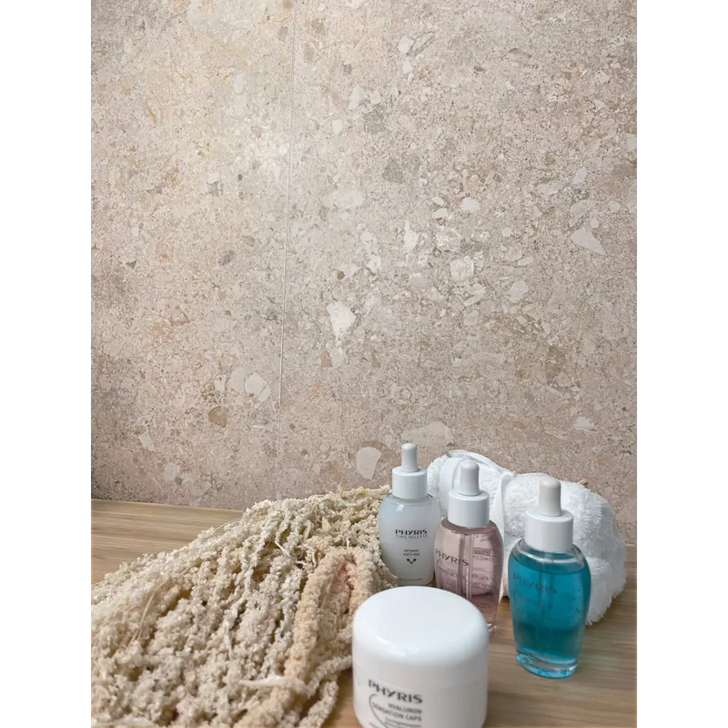 Licht beige terrazzo tegel Stone Nut 60x60 rett met onregelmatige steenfragmenten