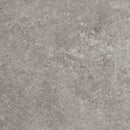 Mottled grey concrete surface van de Stoneland Grey mat 120x120 met verweerde textuur