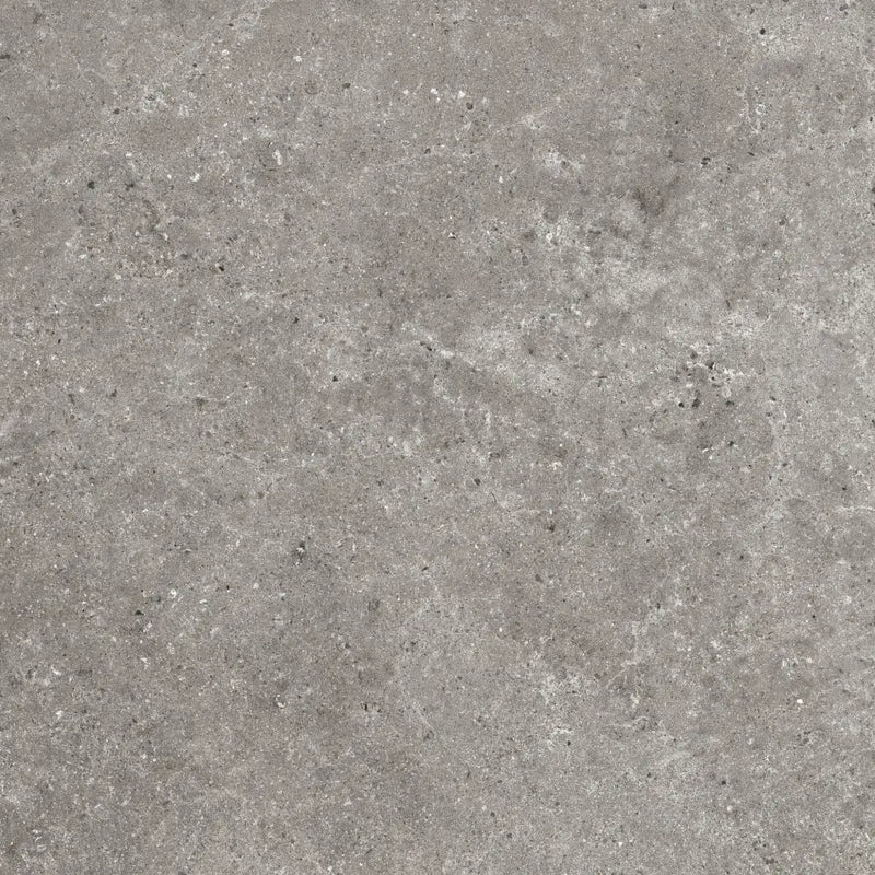 Mottled grey concrete surface van de Stoneland Grey mat 120x120 met verweerde textuur