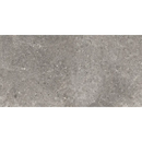 Ruw, grauw betonoppervlak met gemarmerde tekstuur van de Stoneland Grey mat 60x120 rett