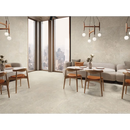 Moderne eetruimte met houten stoelen en Stoneland Ivory mat 60x120 rett