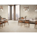 Moderne eetruimte met houten stoelen en Stoneland Ivory mat 60x60 rett