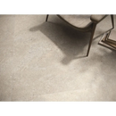 Schaduw van een stoel op de Stoneland Ivory mat 80x160 rett op een textuurvloer