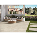 Moderne buiten patio set met rattan stoelen en een Stoneland Ivory mat 80x80 rett