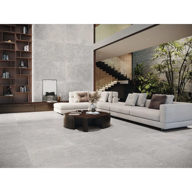 Moderne L-vormige bank in lichtbeige, perfect met de Stoneland Pearl mat 60x120 rett