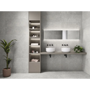 Moderne minimalistische badkamer met Stoneland Pearl Wattle wandtegel en dubbele wastafels