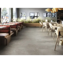 Moderne restaurant interieur met Storm Naturel 60x120 mat en gemengde zitplekken