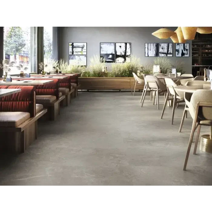 Moderne restaurant interieur met Storm Naturel 60x120 mat en gemengde zitplekken