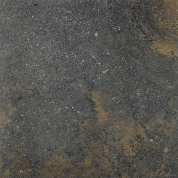 Donkergrijze Strato Natural 60x60 rett betonlook met roestbruin vlekken en textuur