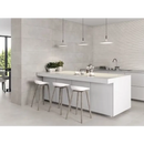 Moderne witte keuken met Strive Delf Cenere tegel, barstoelen en hanglampen