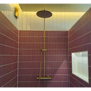 Moderne regendouchekop met messing accessoires, perfect voor Sweet Bars Berry Matt