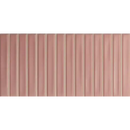 Roze gegolfde metalen wand met verticale richels van Zoete Staven Blush Matt
