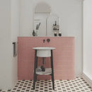 Witte keramische waskom op donkere houten poten met Zoete Staven Blush Matt 12,5x25