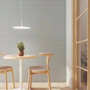 Minimalistische eetset met ronde tafel en grijze matte staven als achtergrond