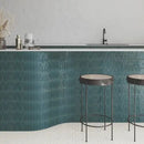 Teal verticale subway tegels vormen een bar countertop van Zoete Staven Pauwblauw