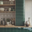 Verticale kolom glanzende teal keramische tegels Sweet Bars Royal Green in de keuken