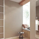 Gezellige vensterbank met een gebogen bank, perfect voor zandkoekjes met matte afwerking