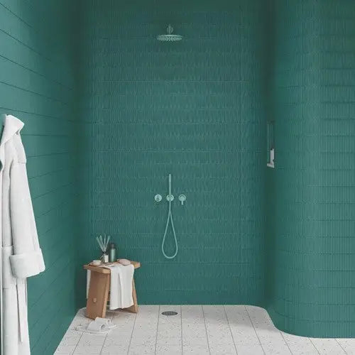 Walk-in douche met teal tegels en regendouche, perfect voor Zoete Staven Teal Mat