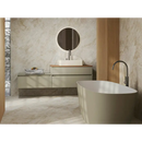 Moderne lichte badkamer met vrijstaande badkuip en wastafel op Taj Mahal Nature mat 120x120