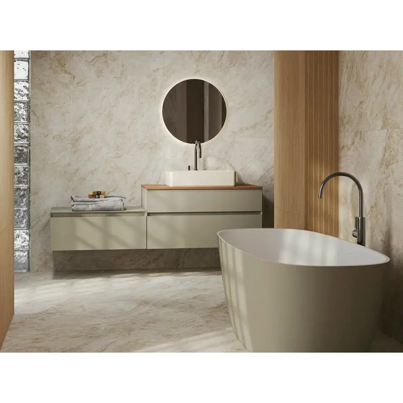 Moderne lichte badkamer met vrijstaande badkuip en wastafel op Taj Mahal Nature mat 120x120