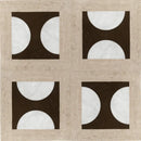 Beige tarinda 30x30 cm marmeren vloertegels met vier panelen en witte cirkelinleg tegen donkerbruine achtergrond