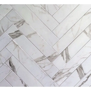 Marmeren tegelstroken Statuario mat 10x60 in een visgraatpatroon