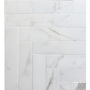 Witte marmer tegels in een herringbone patroon, Tegelstroken Statuario Mat 10x60